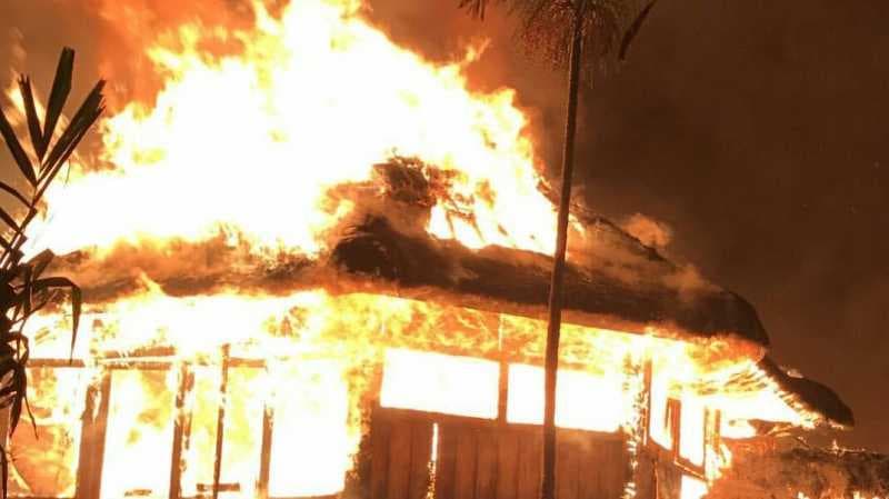 Nana Mirdad dan Suami Shock Rumahnya Terbakar