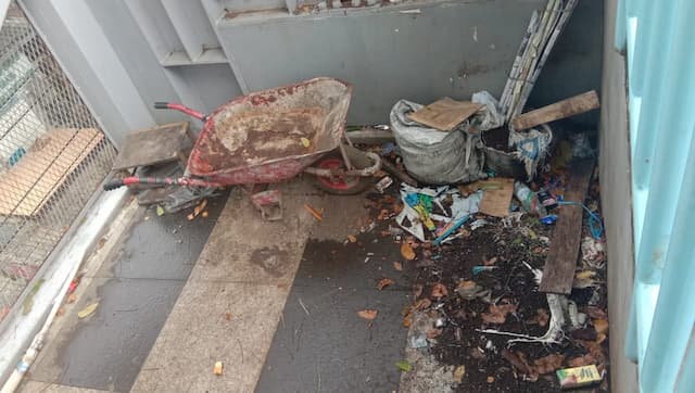 Skywalk Cihampelas Kini: Tanaman Rusak, Sampah Berserakan