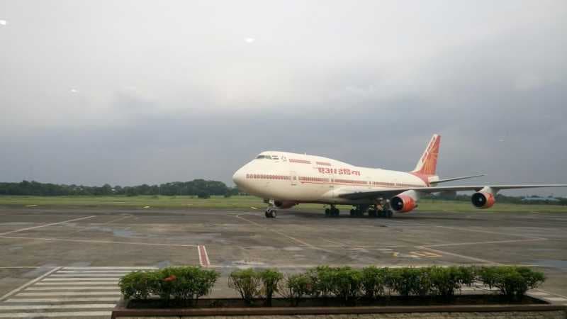 Pramugari Air India Jatuh saat Menutup Pintu Pesawat
