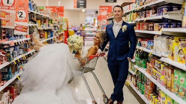 Aksi Unik Pengantin Pilih Lokasi Foto Pernikahan di Supermarket