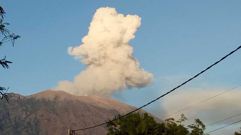 Gunung Agung Erupsi, Lontarkan Lava Pijar 2 Km