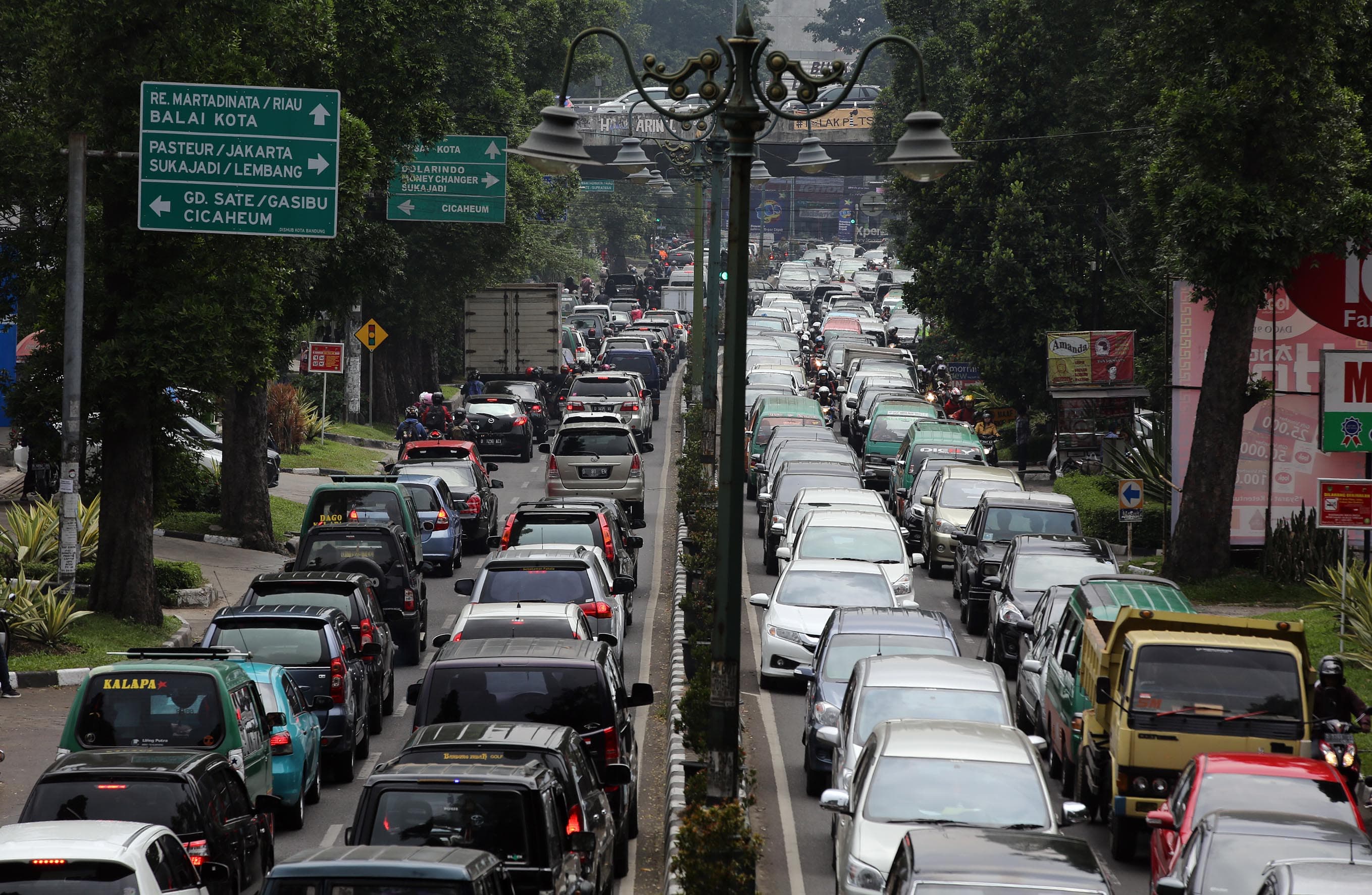Beredar Meme Emak-emak Marah ke Petugas saat Diminta Putar Balik Beredar Meme Emak-emak Marah ke Petugas saat Diminta Putar Balik