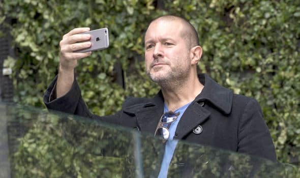 Eks Desainer iPhone Jony Ive Hijrah ke Ferrari Eks Desainer iPhone Jony Ive Hijrah ke Ferrari