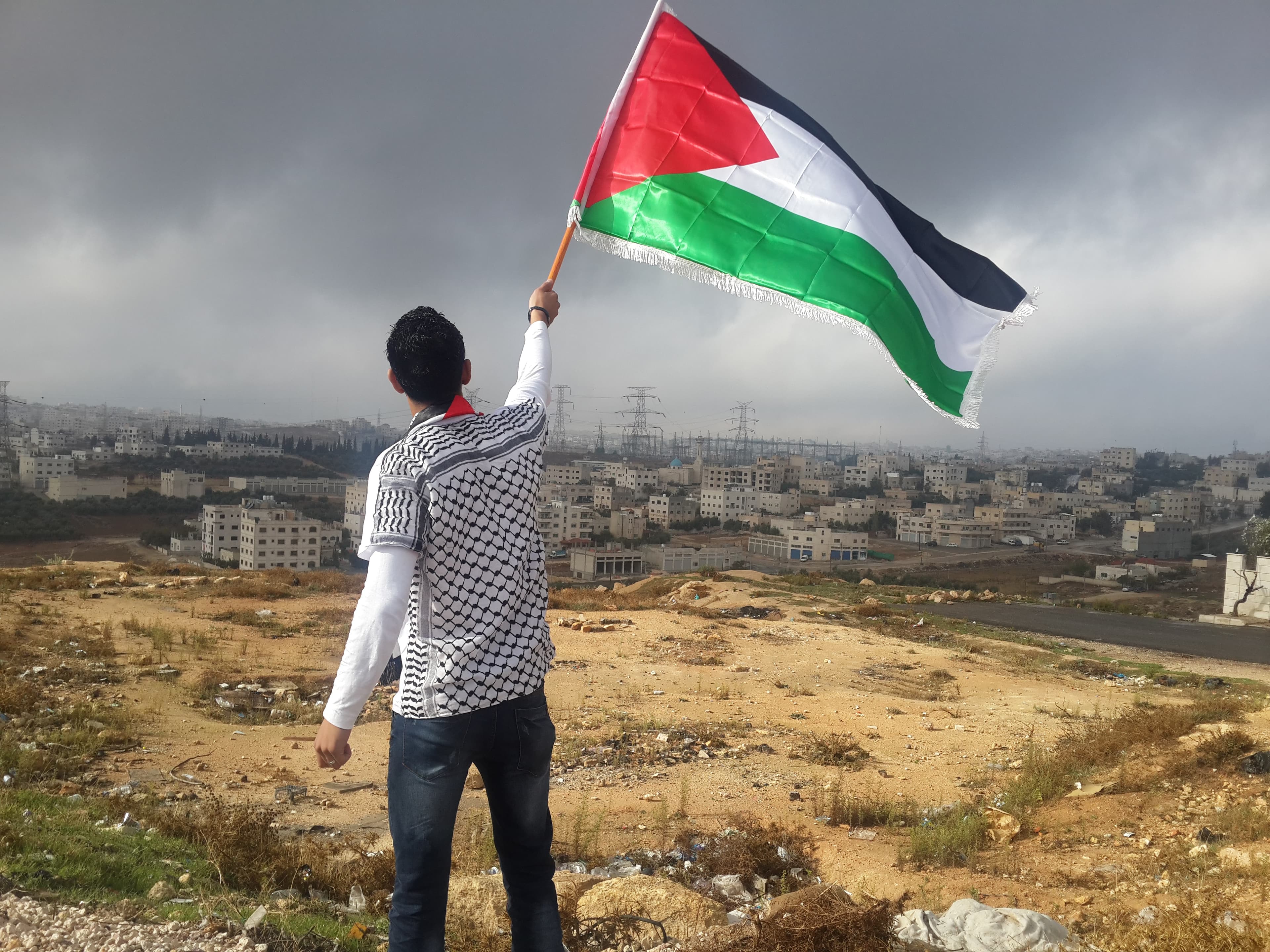 Viral! Kekuatan Senyum Warga Palestina yang Ditangkap Tentara Israel Viral! Kekuatan Senyum Warga Palestina yang Ditangkap Tentara Israel