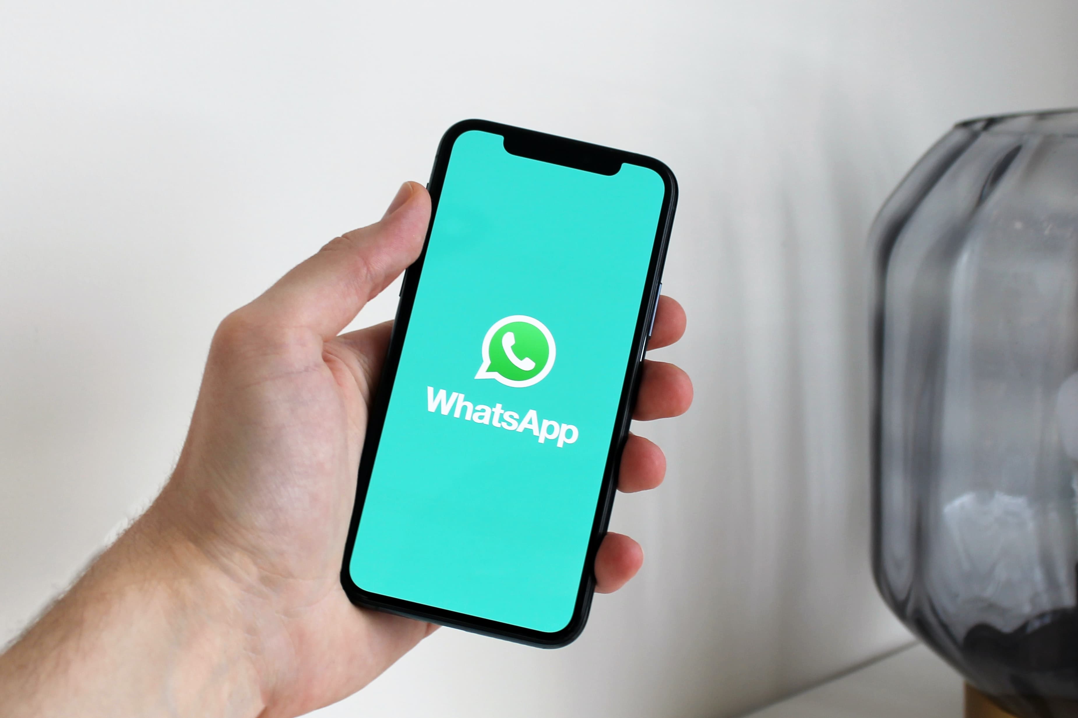 WhatsApp, Facebook, dan Instagram Kembali Normal Setelah Down 6 Jam WhatsApp, Facebook, dan Instagram Kembali Normal Setelah Down 6 Jam